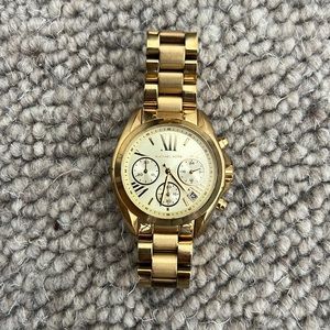 Micheal Kors watch never warn!